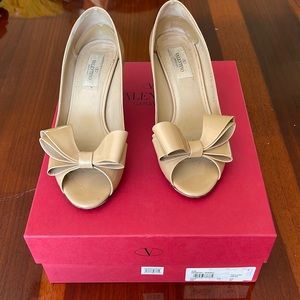 Valentino Garavani Bow Pump 38